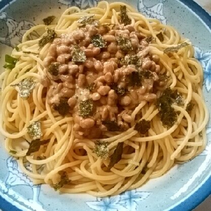 初めて納豆パスタを作りました。バター醤油でこく深いのに、レモンでさっぱり美味しかったです(^^)簡単に出来るのも嬉しいです♪